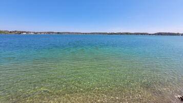 Chaises longues, serviettes de plage