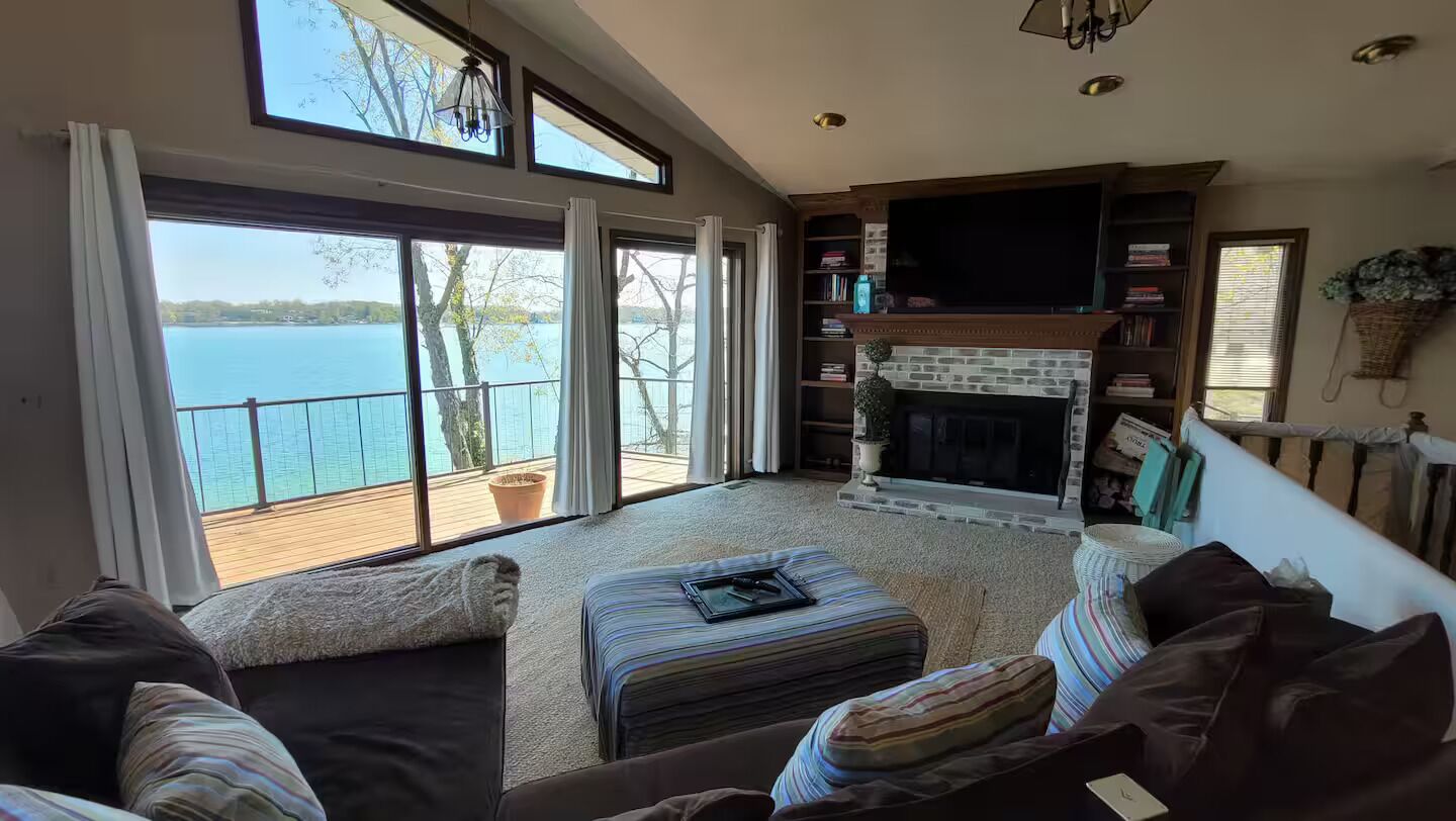 TV connectée, cheminée, jeux vidéo, lecteur de DVD