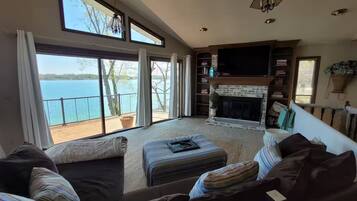 TV connectée, cheminée, jeux vidéo, lecteur de DVD