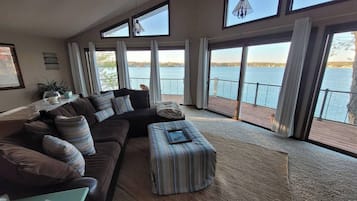 TV connectée, cheminée, jeux vidéo, lecteur de DVD