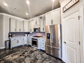 Frigorifero, microonde, forno, piano cottura