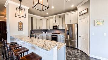 Frigorifero, microonde, forno, piano cottura