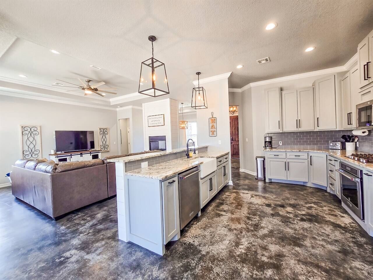 Kylskåp, mikrovågsugn, ugn och spishäll