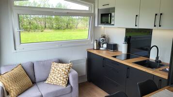 Réfrigérateur, micro-ondes, plaque de cuisson, cafetiÚre/bouilloire