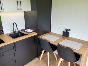 Réfrigérateur, micro-ondes, plaque de cuisson, cafetière/bouilloire