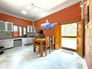 Fridge, microwave, stovetop, dishwasher - Farmstay in Coimbatore near Isha Yoga Center (Alandurai)