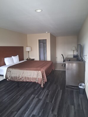Desk, laptop workspace, free WiFi, bed sheets - Cameron Inn & suites (Victoria)