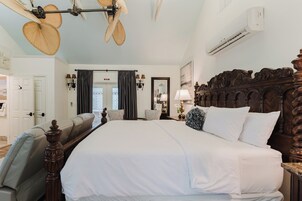 Estudio Confort, cocina básica, vistas al jardín | Minibar con artículos gratuitos, wifi gratis, ropa de cama