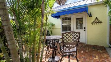 Comfort Studio, Kitchenette, Garden View | Terrace/patio