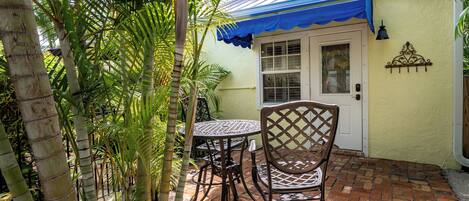 Studio Confort, coin cuisine, vue jardin | Terrasse/Patio