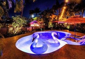 Una piscina al aire libre (de 09:00 a 21:00), sombrillas, tumbonas