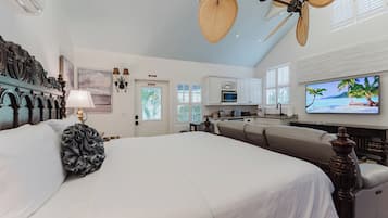 Estudio Confort, cocineta, vista al jardín | Artículos del minibar gratis, wifi gratis y ropa de cama