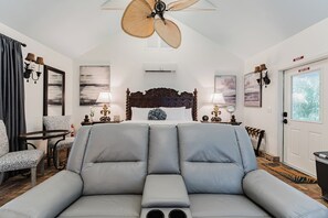 Comfort Studio, Kitchenette, Garden View | Living area