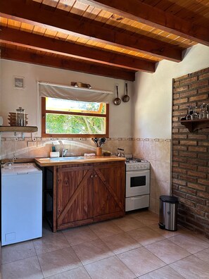 Kühlschrank, Ofen, Kochgeschirr/Geschirr/Besteck