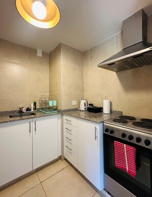 Kylskåp, mikrovågsugn, ugn och brödrost