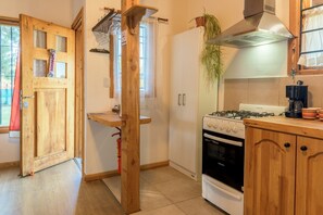 Refrigerador, microondas, horno y cafetera y tetera 