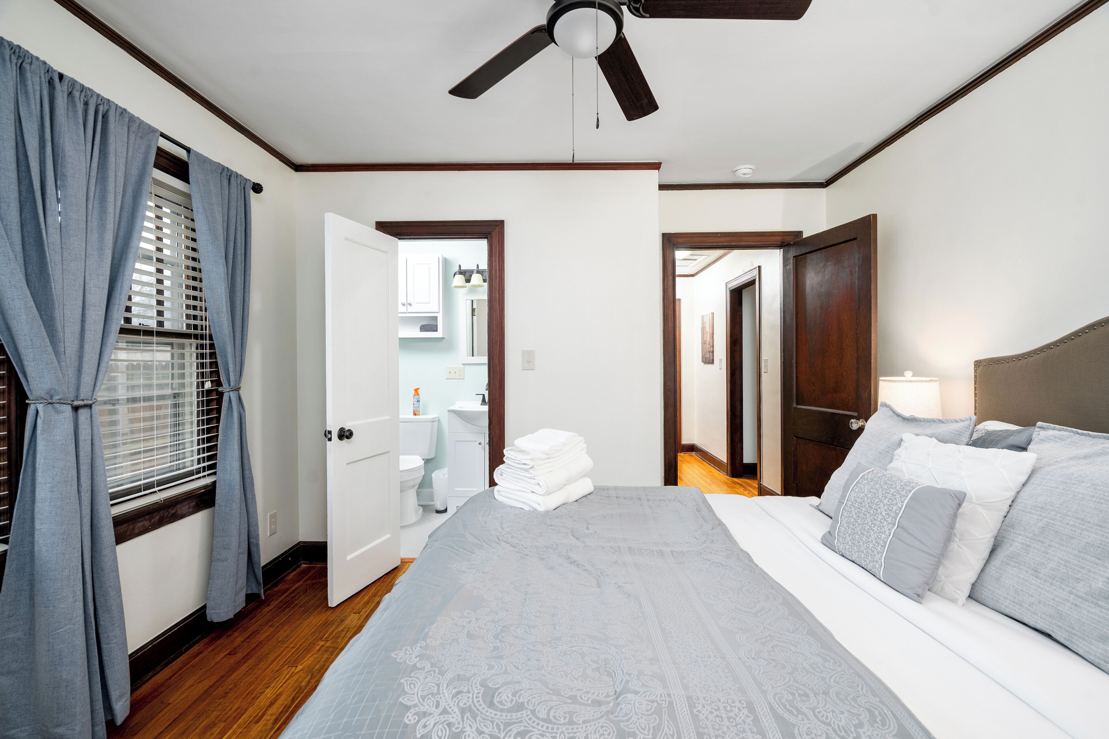 3 bedrooms, desk, iron/ironing board, travel crib