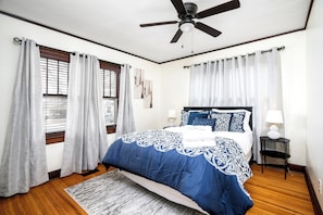 3 bedrooms, desk, iron/ironing board, travel crib