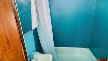 Toallas, jabón, shampoo, papel higiénico