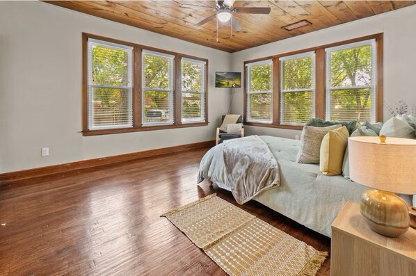 2 bedrooms, desk, iron/ironing board, travel cot