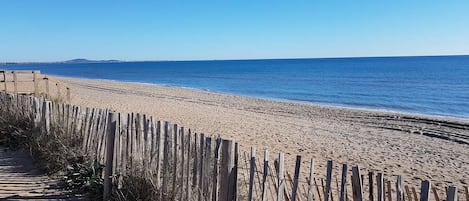 Una spiaggia nelle vicinanze