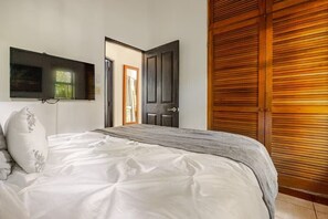 3 bedrooms, in-room safe, desk, iron/ironing board