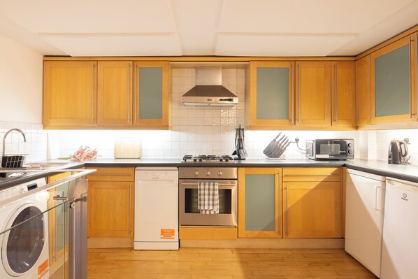 Appartement | Cuisine privée | Réfrigérateur, micro-ondes, four, plaque de cuisson