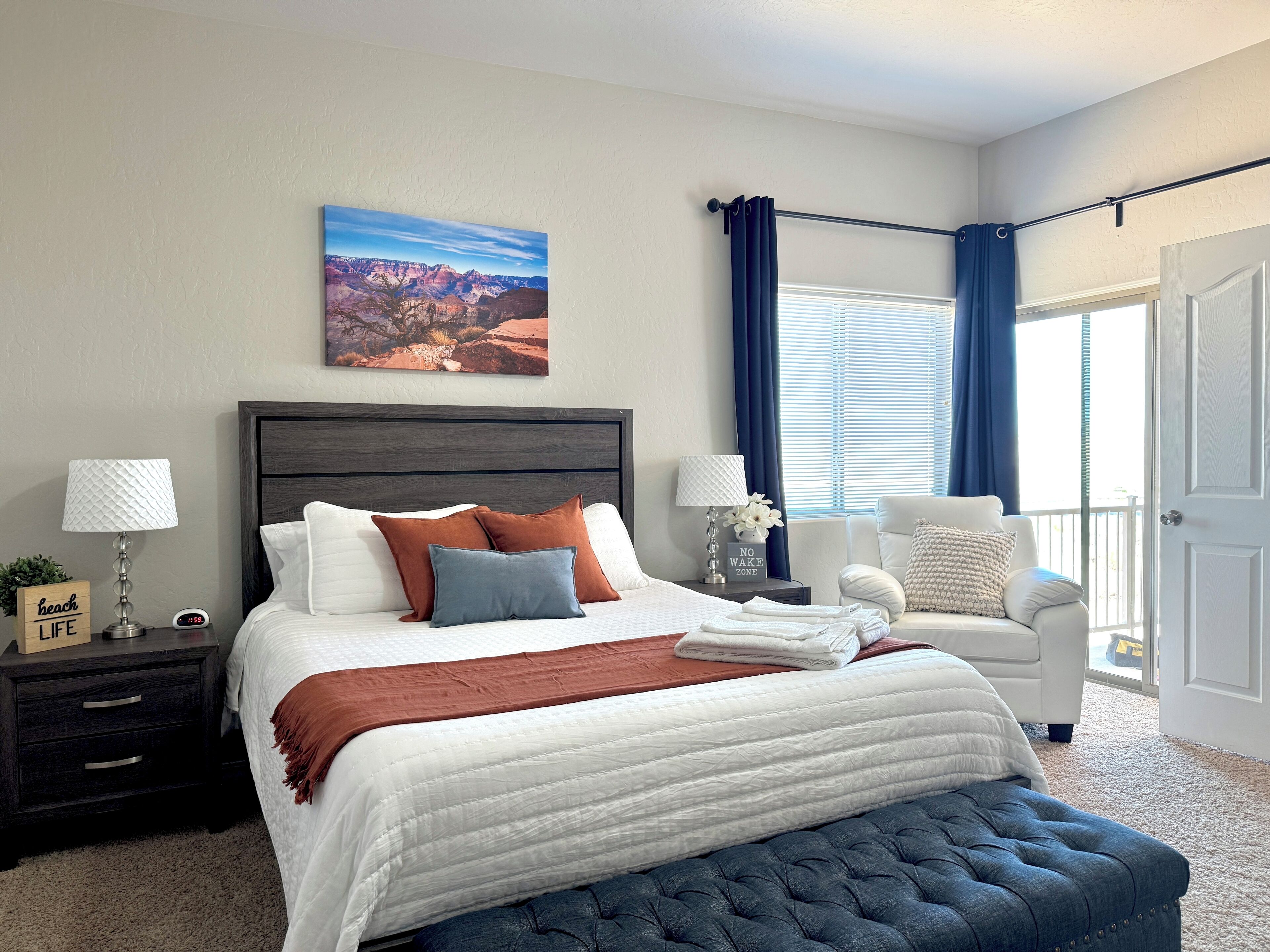 3 habitaciones, escritorio y tabla de planchar con plancha 