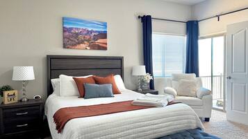 3 habitaciones, escritorio y tabla de planchar con plancha