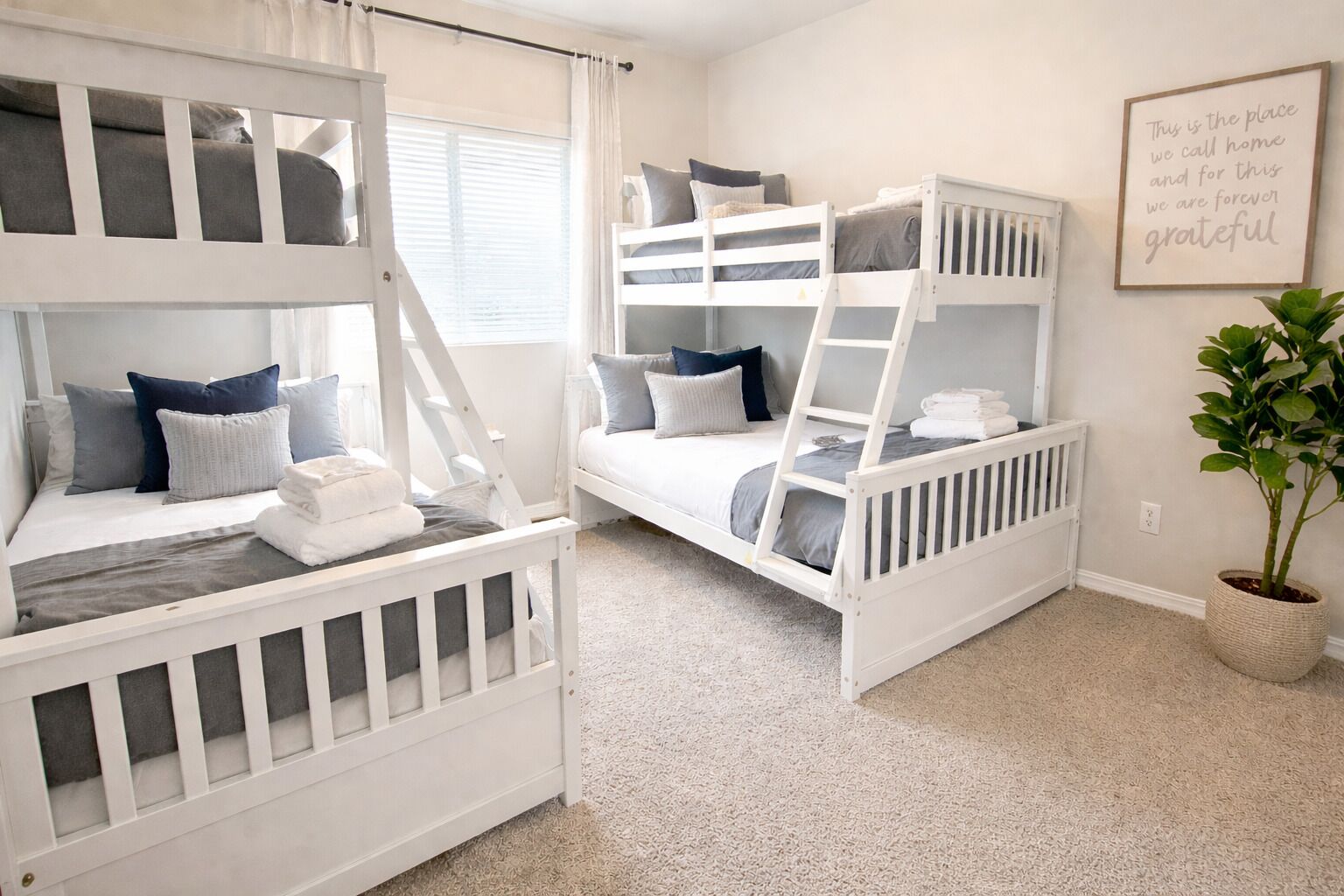 3 soverom, skrivebord, strykejern/-brett og reiseseng for barn