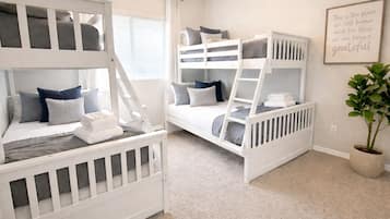 3 soverom, skrivebord, strykejern/-brett og reiseseng for barn