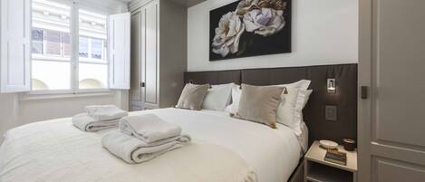 3 habitaciones, tabla de planchar con plancha, wifi y ropa de cama