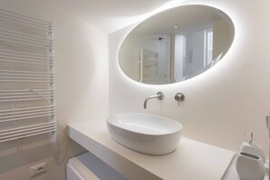 Regadera, secadora de cabello, bidet 