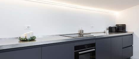 Geladeira, micro-ondas, fogão, cooktop