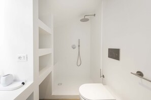 Douche, sèche-cheveux, bidet