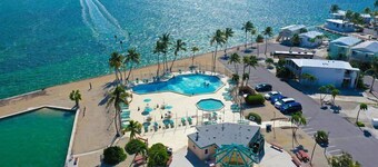 Direct Oceanfront Cudjoe Key Escape 56' Dock, Ocean Views, Kayaks, Bikes & Pool