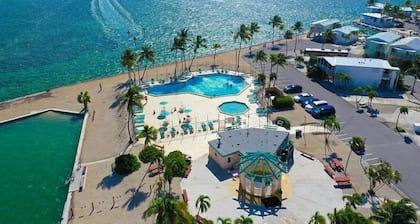 Direct Oceanfront Cudjoe Key Escape 56' Dock, Ocean Views, Kayaks, Bikes & Pool