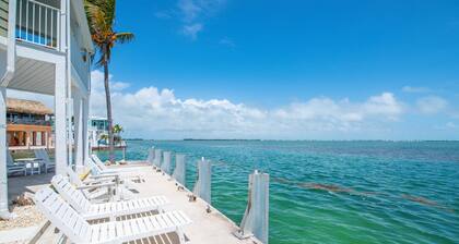 Direct Oceanfront Cudjoe Key Escape 56' Dock, Ocean Views, Kayaks, Bikes & Pool
