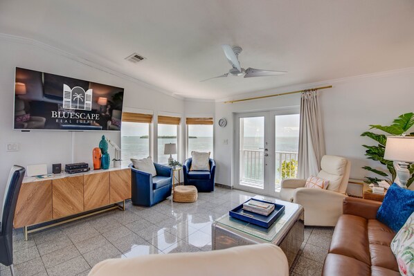Smart TV, table tennis, books - Direct Oceanfront Cudjoe Key Escape 56' Dock, Ocean Views, Kayaks, Bikes & Pool (Cudjoe Key)