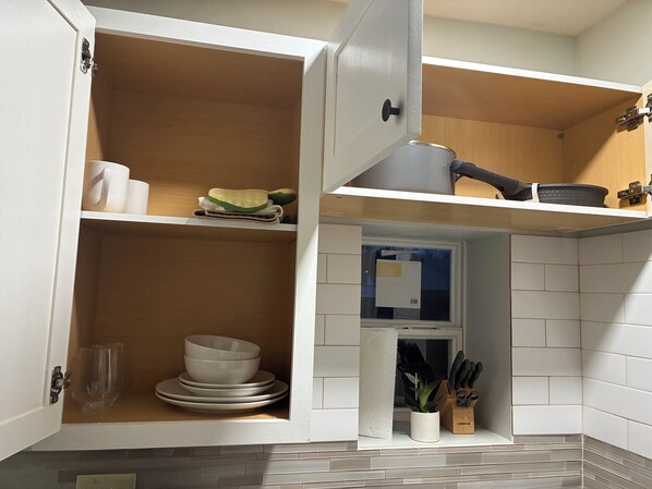 Interior - Serenity Studio with WiFi and Kitchen Travel Professionals Delight (Springfield)