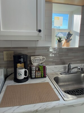 Fridge, microwave, oven, stovetop - Serenity Studio with WiFi and Kitchen Travel Professionals Delight (Springfield)