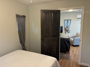 1 bedroom, iron/ironing board, WiFi - Serenity Studio with WiFi and Kitchen Travel Professionals Delight (Springfield)