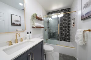 Secadora de cabello, toallas, jabón, papel de baño 