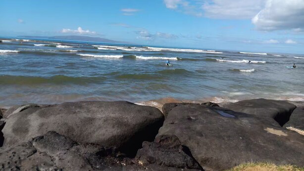 Une côte rocheuse battue par les vagues.