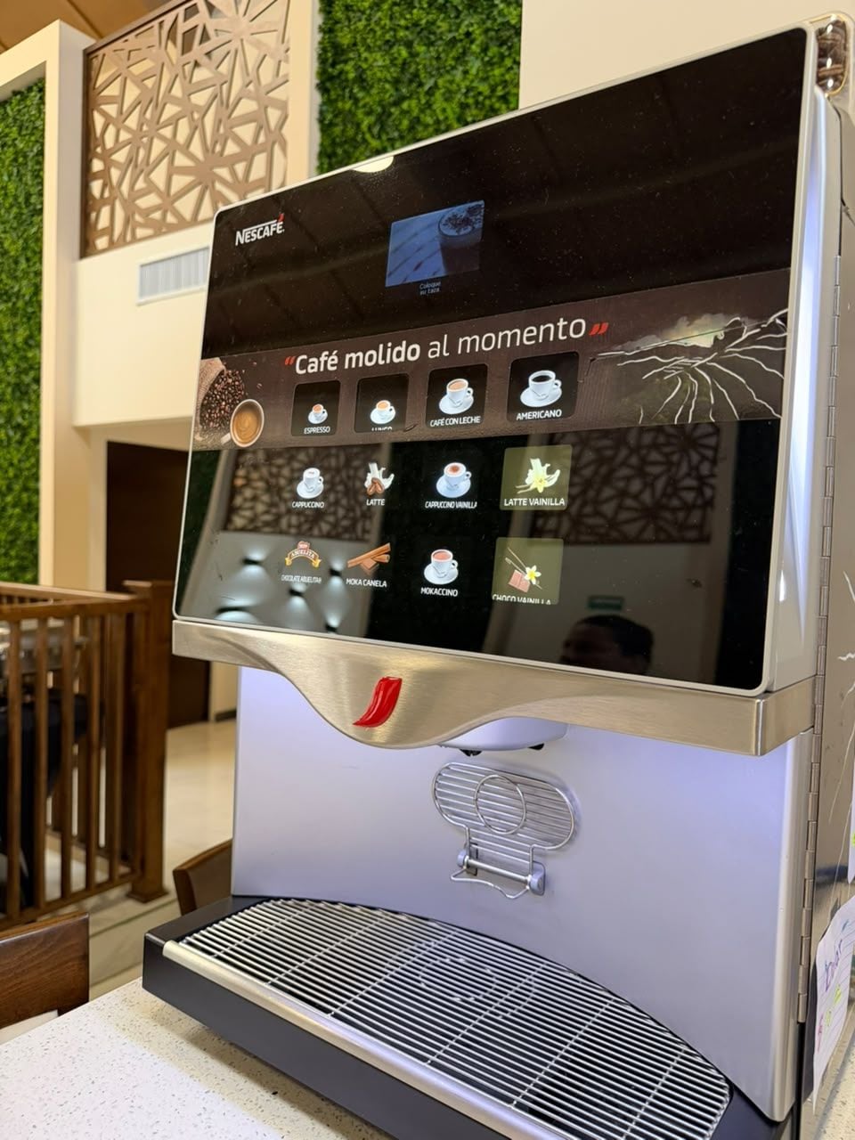 Una máquina de café Nescafé con una interfaz táctil que muestra diferentes opciones de café.