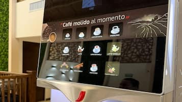 Una máquina de café Nescafé con una interfaz táctil que muestra diferentes opciones de café.