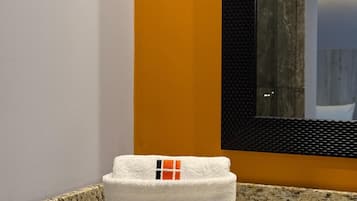 Deluxe-dobbeltværelse | Badeværelse | Hårtørrer, håndklæder, Sæbe, Shampoo