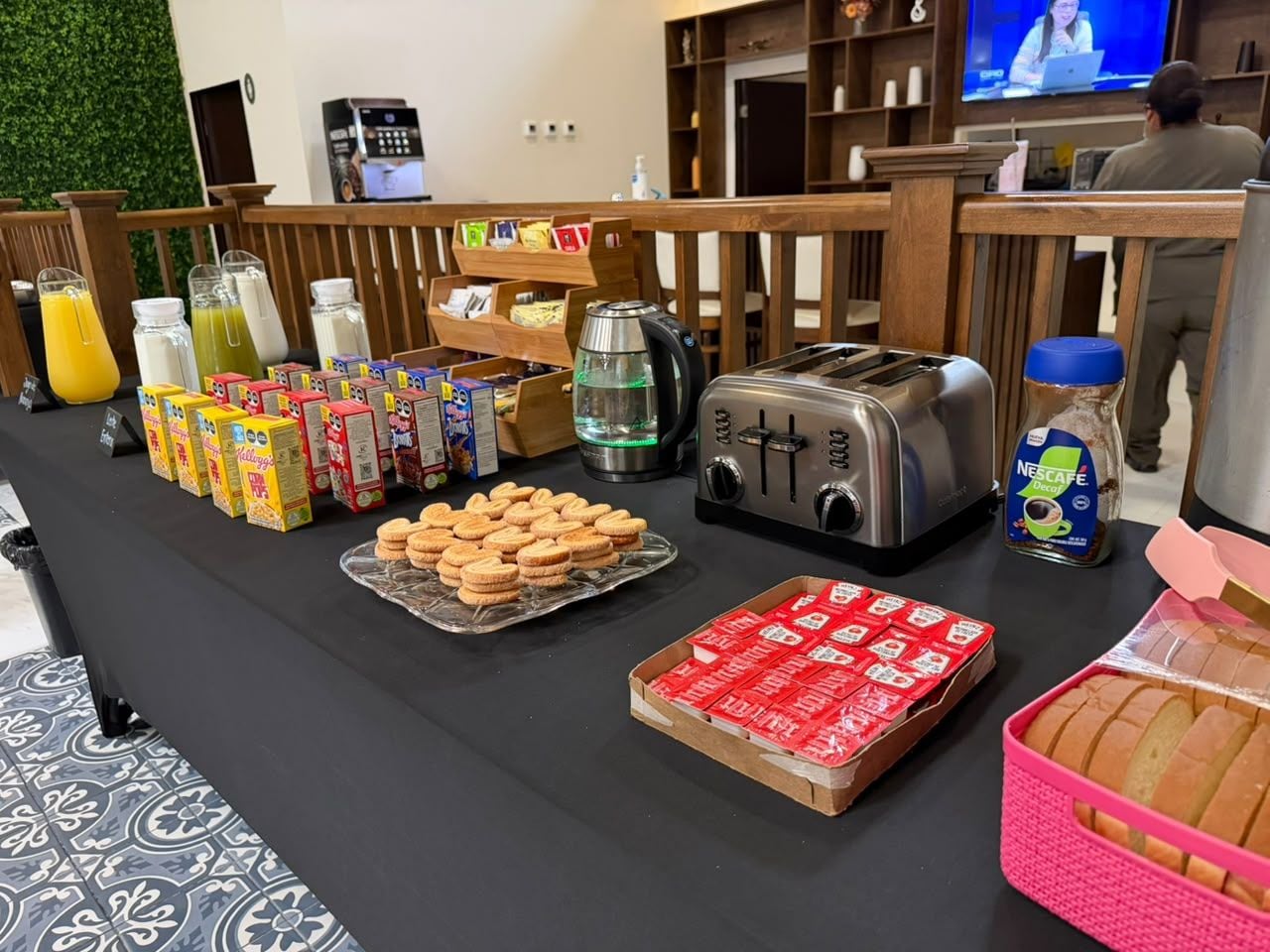 Une table de buffet proposant une variété de plats et de boissons.