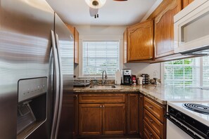 Apartamento Confort, 1 habitación, vistas al jardín | Cocina privada | Frigorífico grande, microondas, horno y placa de cocina