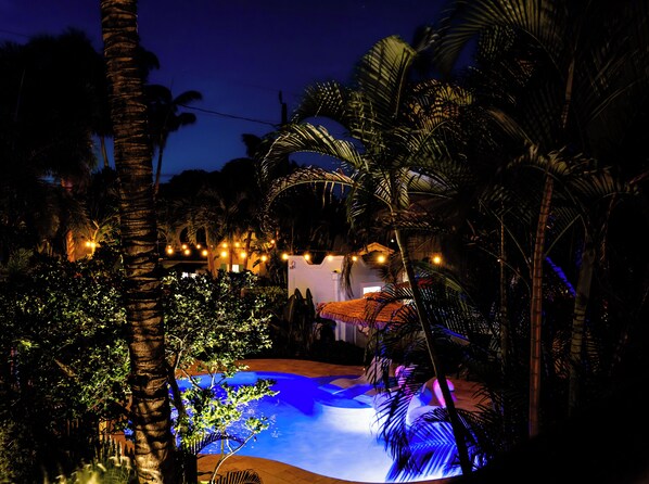 Una piscina al aire libre, sombrillas, tumbonas